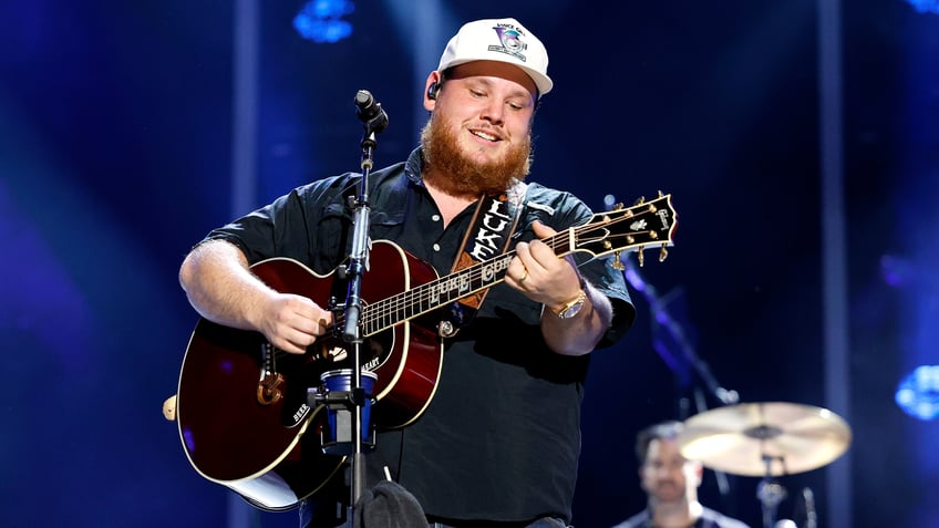 luke combs joined during fast car performance by 8 year old with cancer i literally stole the show