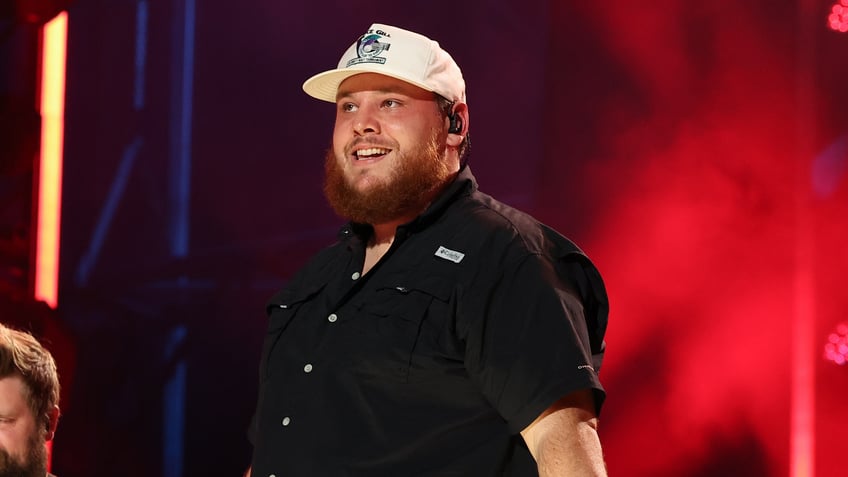 luke combs joined during fast car performance by 8 year old with cancer i literally stole the show