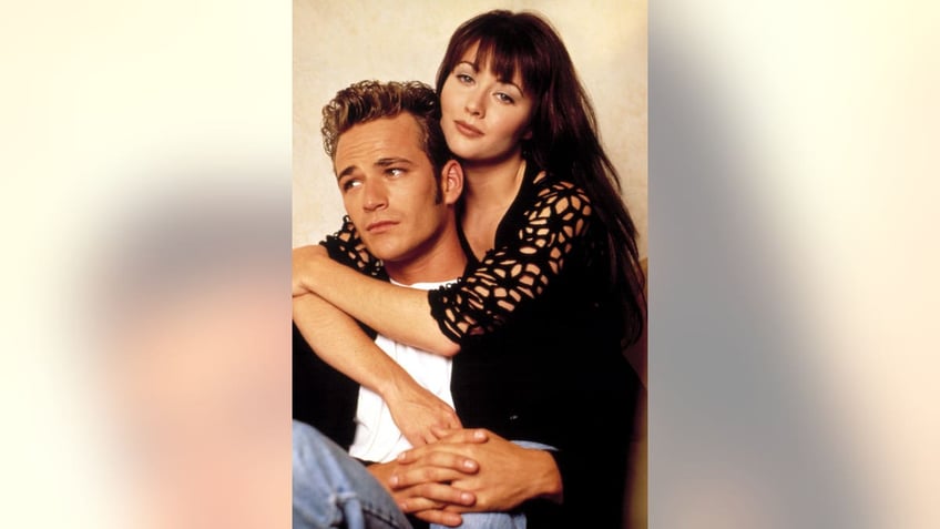 Shannen Doherty hugging Luke Perry