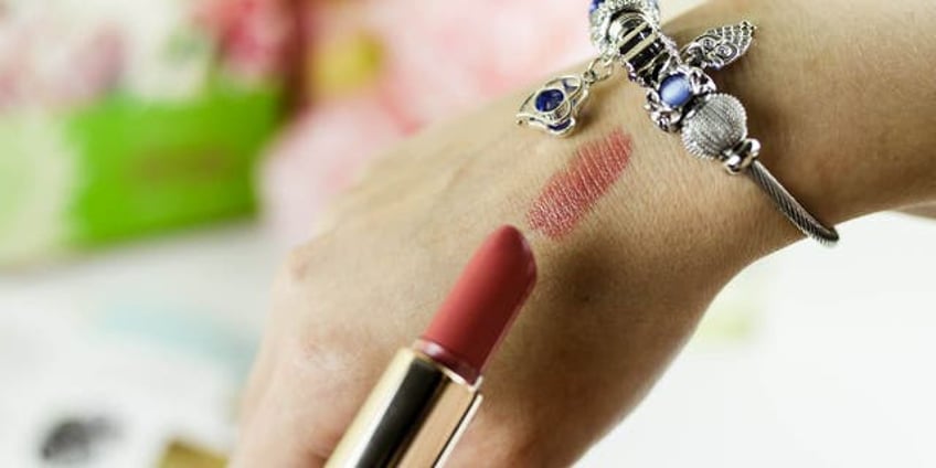 luxury lipstick samples can be made into whole lipsticks at home for fraction of the price viral video shows