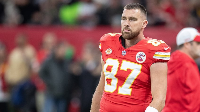 machine gun kelly attempts to lure chiefs travis kelce to the browns i will give you 500000 cash