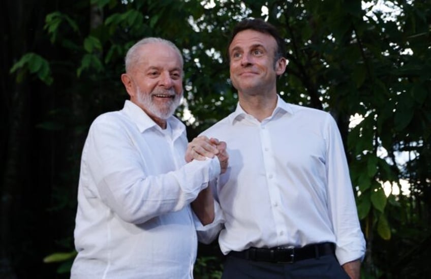 Brazilian President Luiz Inacio Lula Da Silva (L) and French President Emmanuel Macron smi