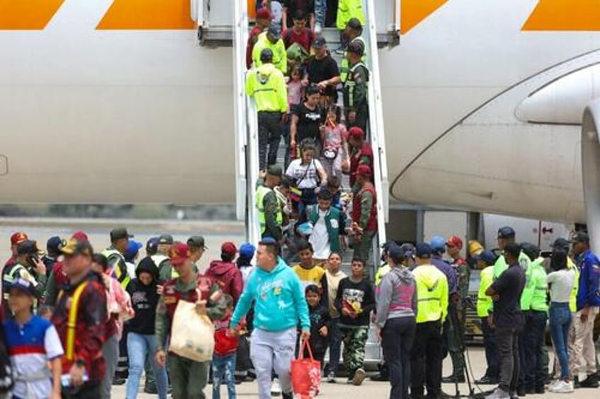 maduro bends the knee venezuela agrees to resume us deportation flights of illegal immigrants