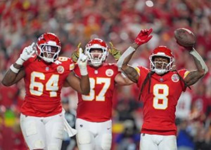 Mahomes, Hopkins help undefeated Kansas City Chiefs fend off Tampa Bay Buccaneers