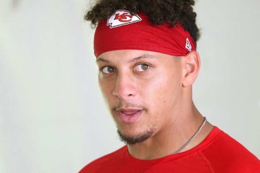 mahomes rodgers top nfl player souvenir sales lists