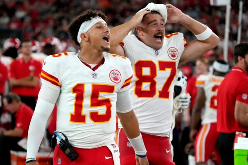 mahomes throws a touchdown pass as chiefs roll to 38 10 preseason win over the cardinals