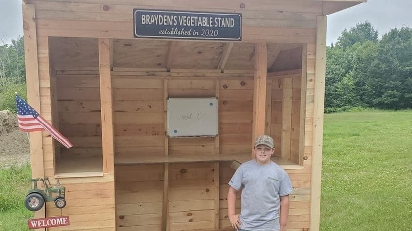 maine teens vegetable stand thrives after a disappointing robbery the kid has heart