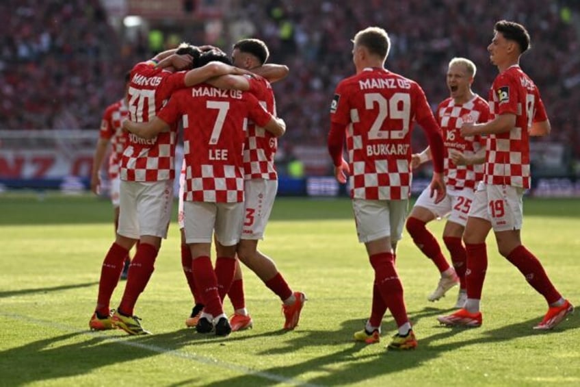 Mainz's South Korean midfielder Lee Jae-sung (3rdL) scored two goals as his side upset Bor