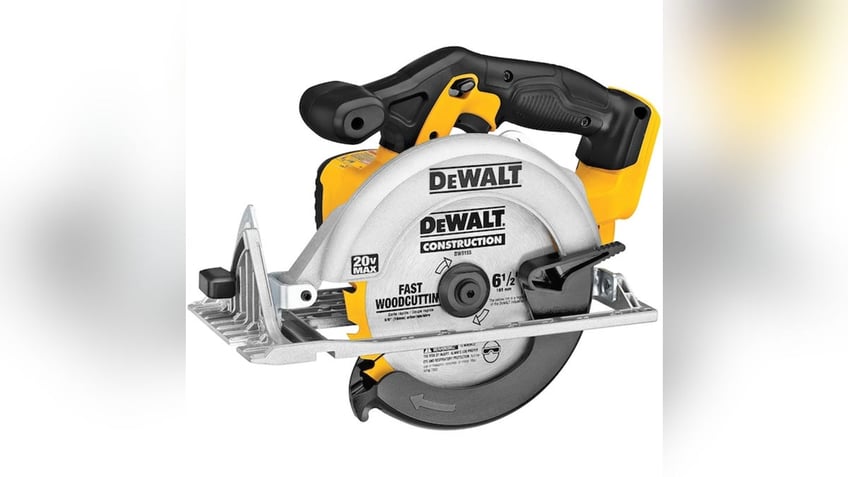 Easily cut wood of all sizes with this DeWALT saw. 