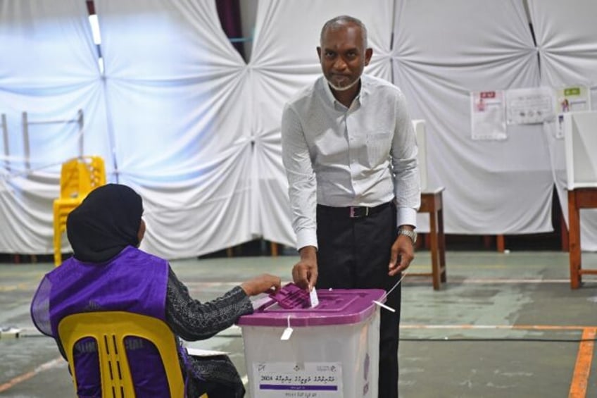 Maldives President Mohamed Muizzu casts his ballot in the country's parliamentary election