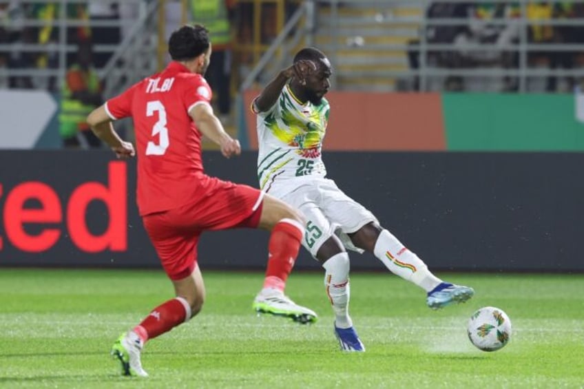 Lassine Sinayoko (R) scores for Mali against Tunisia in an Africa Cup of Nations Group E match.