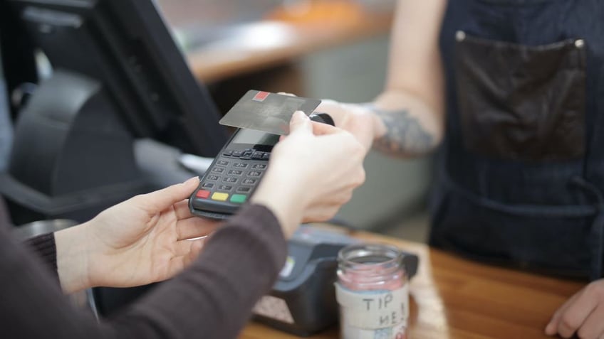 woman using credit card 