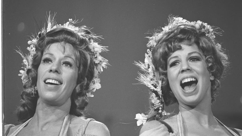 Carol Burnett And Vicki Lawrence Singing