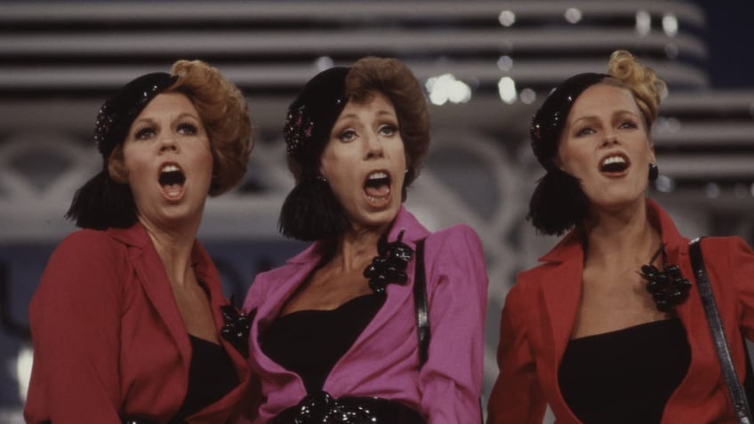 Vicki Lawrence, Carol Burnett, Cheryl Ladd performing sketch