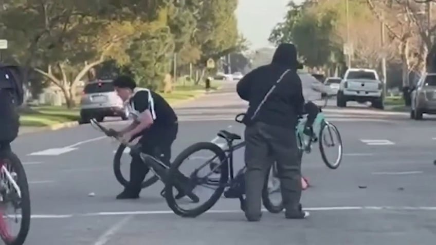 Man attacked by teenage bicyclists in Los Angeles