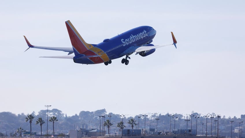 man captured after new orleans tarmac hatch escape dramatic runway struggle caught on video