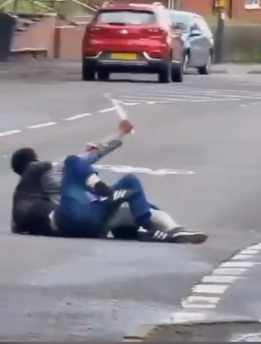 man fends off attacker who tries to stab him as shocked onlookers shout for help video