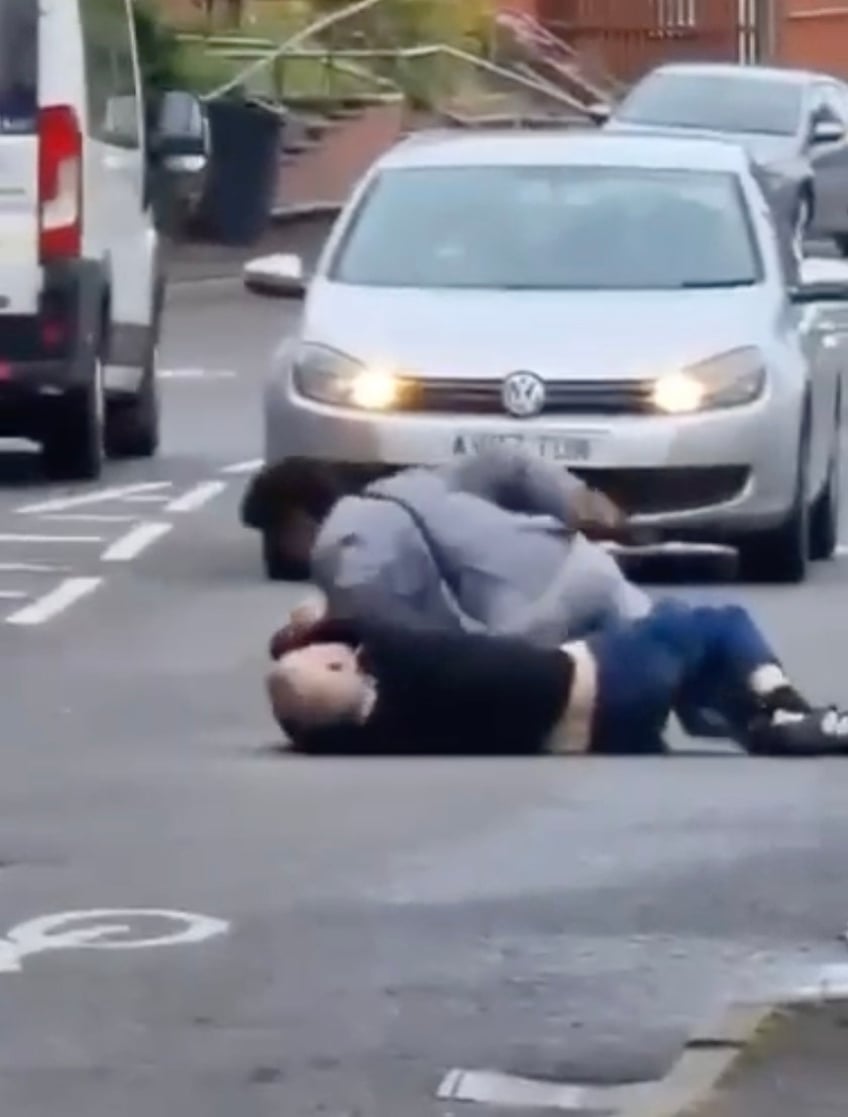 man fends off attacker who tries to stab him as shocked onlookers shout for help video