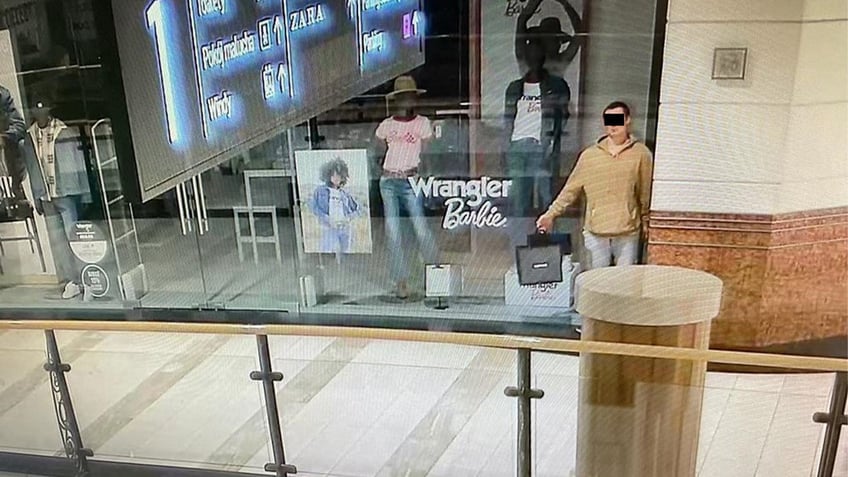 man poses as mannequin in storefront goes on shopping spree after mall closes