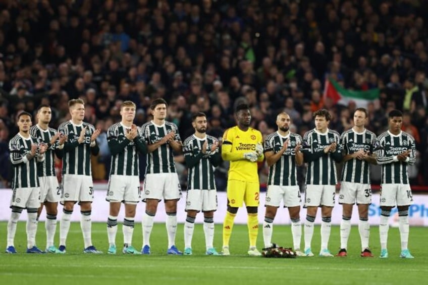 man utd players pay tribute to late bobby charlton