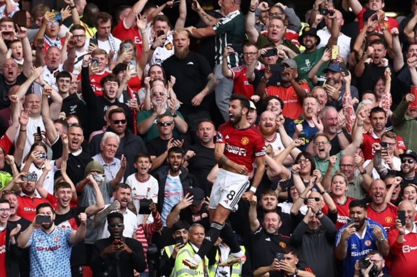 man utd rally to beat forest arsenal held by 10 man fulham