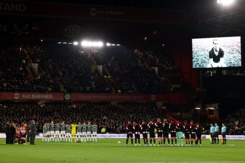 man utd say big goodbye to bobby charlton with emotional win