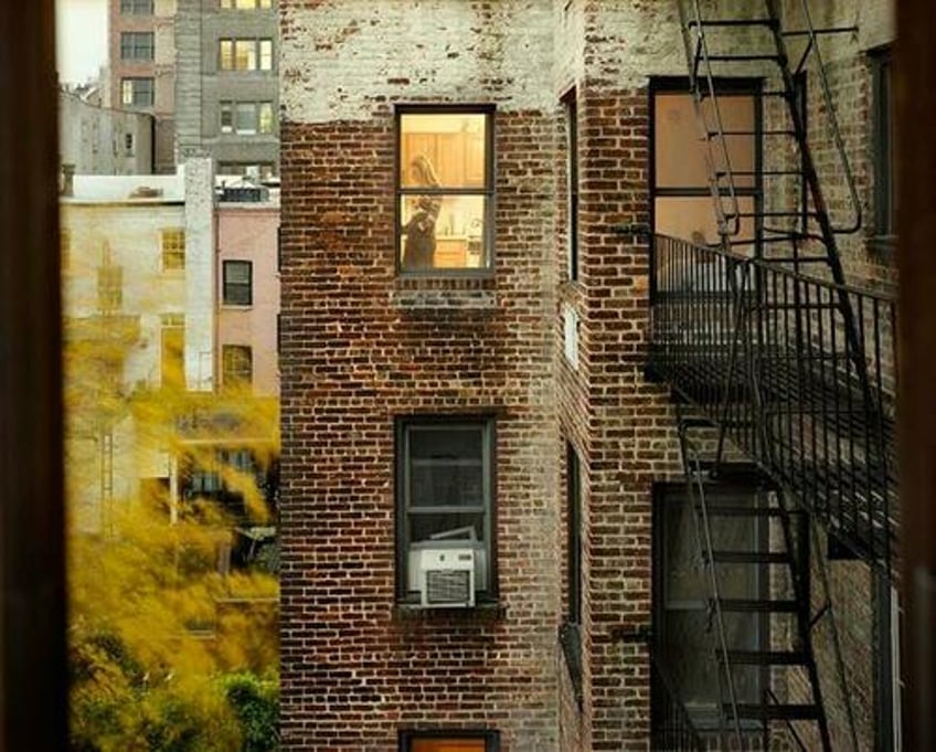 manhattan apartment rents hit record high amid irrational bidding wars