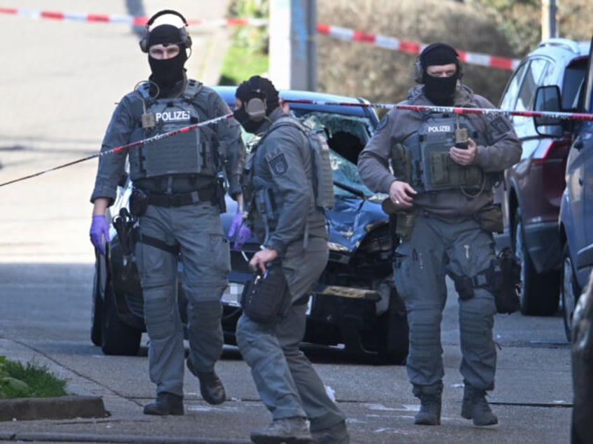 03 March 2025, Baden-Württemberg, Mannheim: Officers from the police defusing service sta