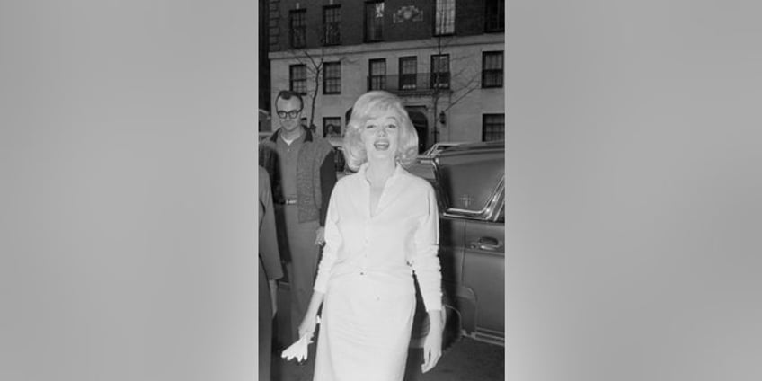 marilyn monroes jfk phone call haunted jackie kennedy years after stars death author claims