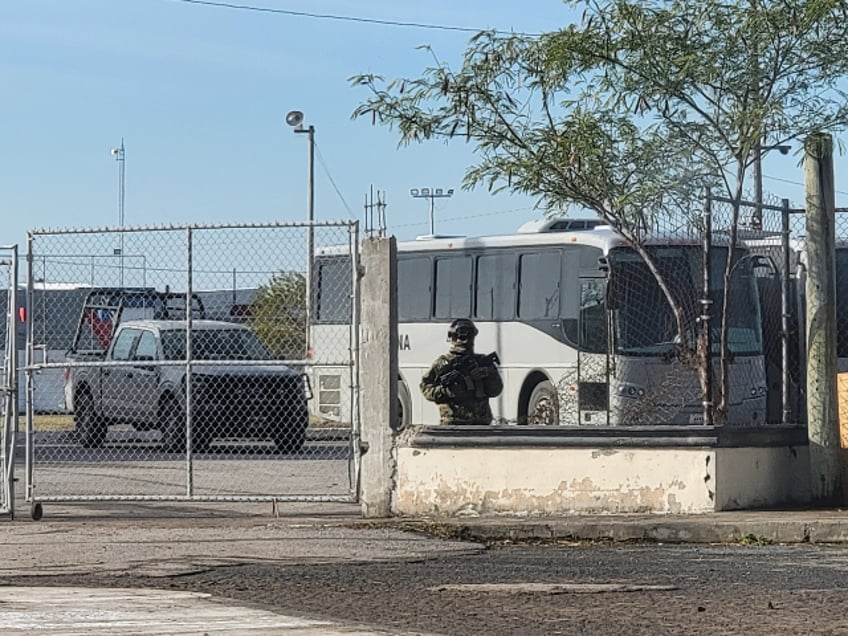 marina construye campamento de migrantes en matamoros en espera de deportaciones