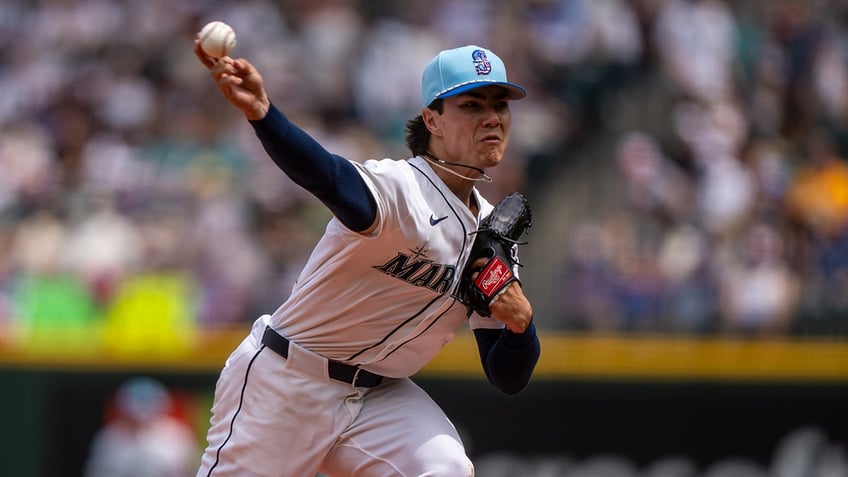 Bryan Woo pitches