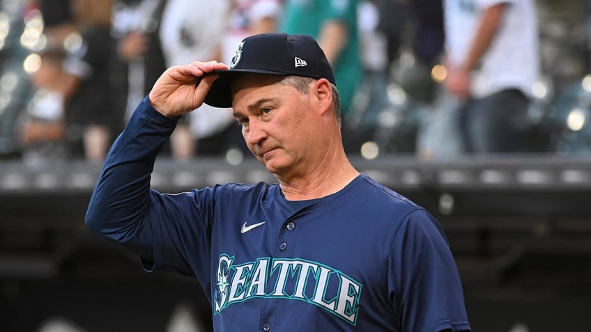 Scott Servais fixes hat