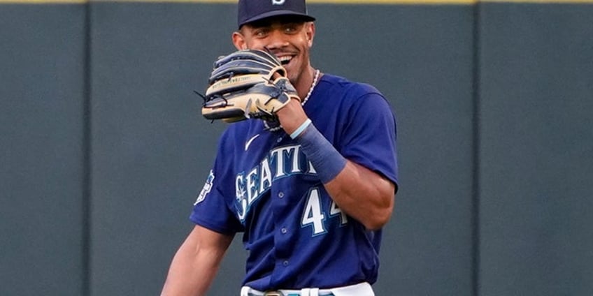 mariners julio rodriguez fools everyone after making incredible leaping catch