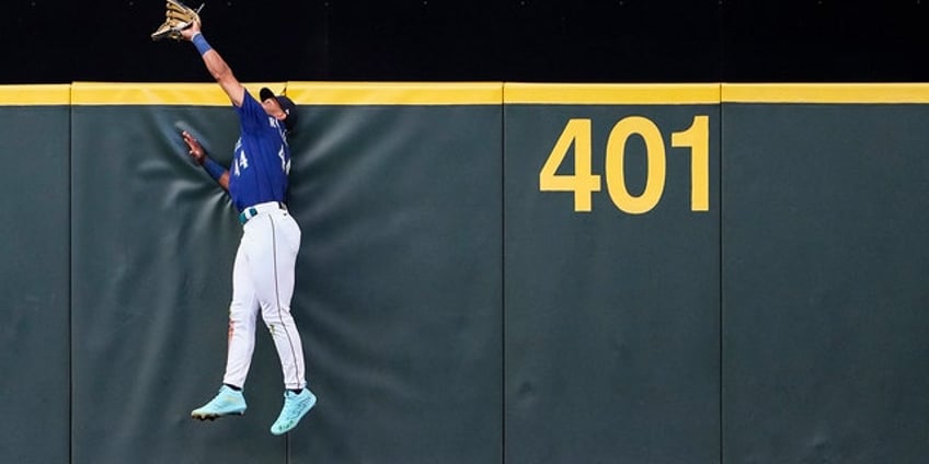 mariners julio rodriguez fools everyone after making incredible leaping catch