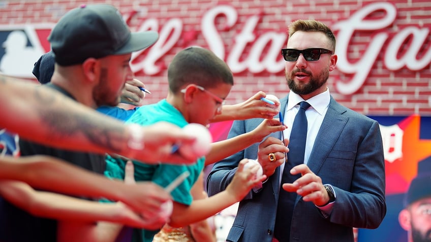 Cal Raleigh interacts with fans