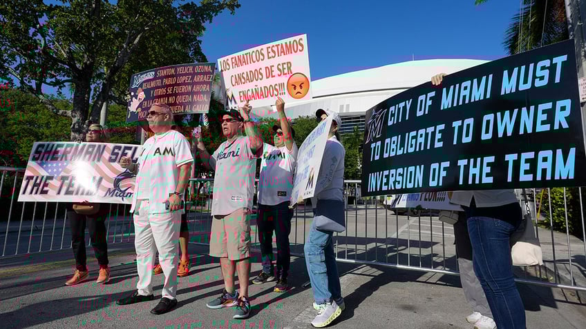 Marlins fans protest