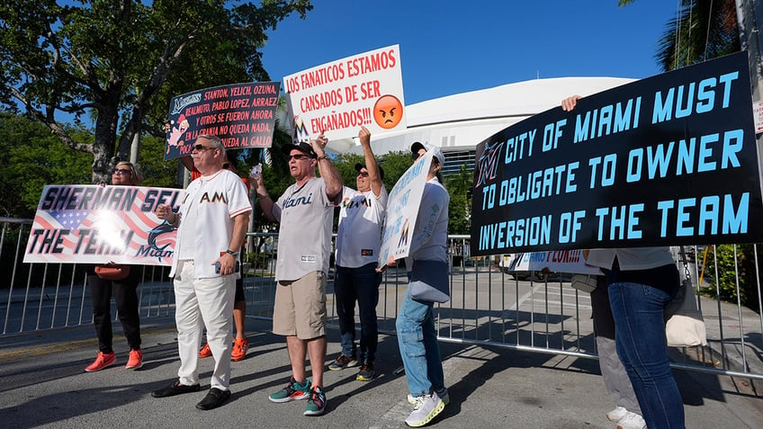 Marlins fans protest