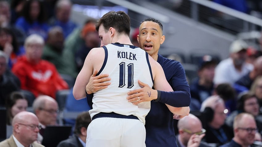 Shaka Smart hugs Tyler Kolek