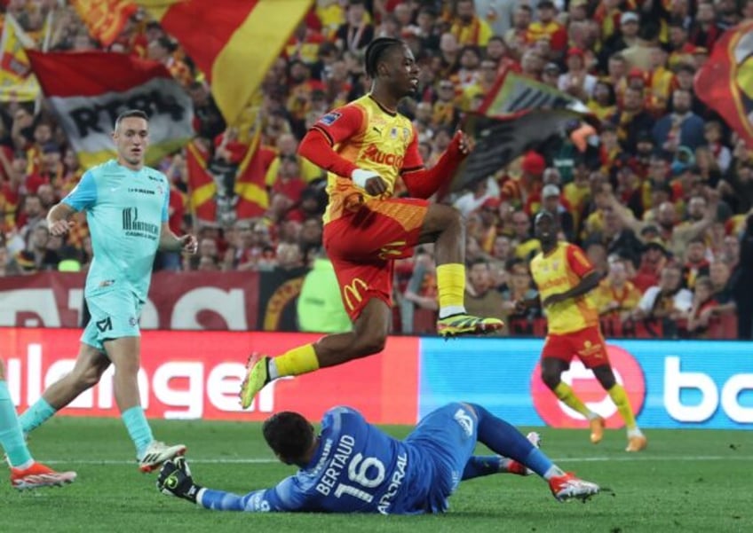 Lens' French forward Elye Wahi (C) joins Ligue 1 rivals Marseille