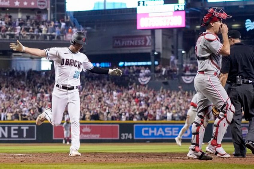 marte hits walk off single in ninth d backs beat phillies 2 1 and close to 2 1 in nlcs