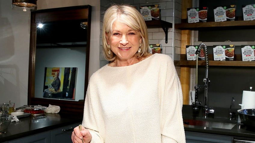 martha stewart cancels thanksgiving after hosting at least 60 dinners over the years