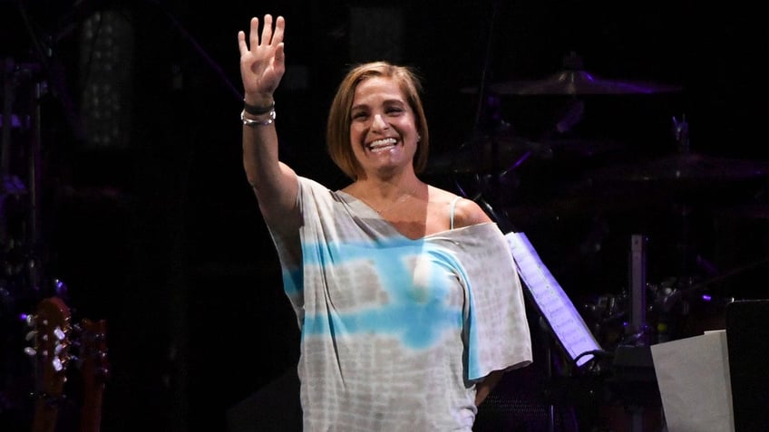 mary lou retton breaks silence on bout with pneumonia says recovery will be long and slow process