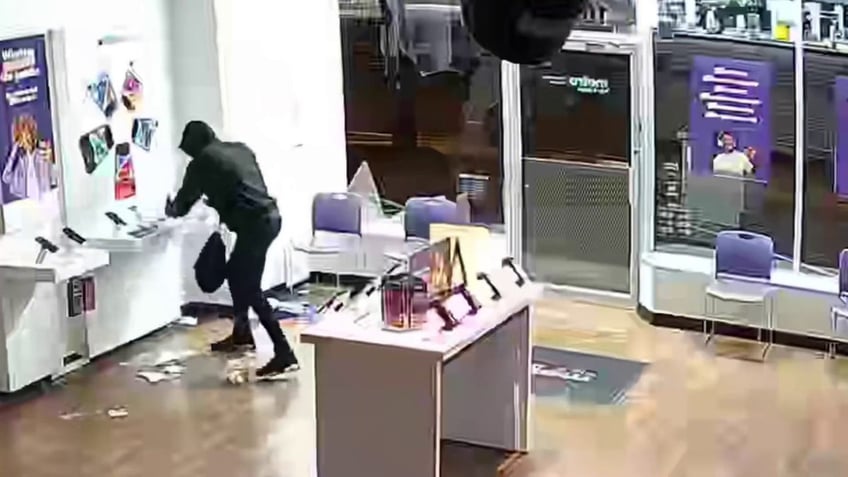 maryland smash and grab suspects caught on camera raiding cellphone storefront