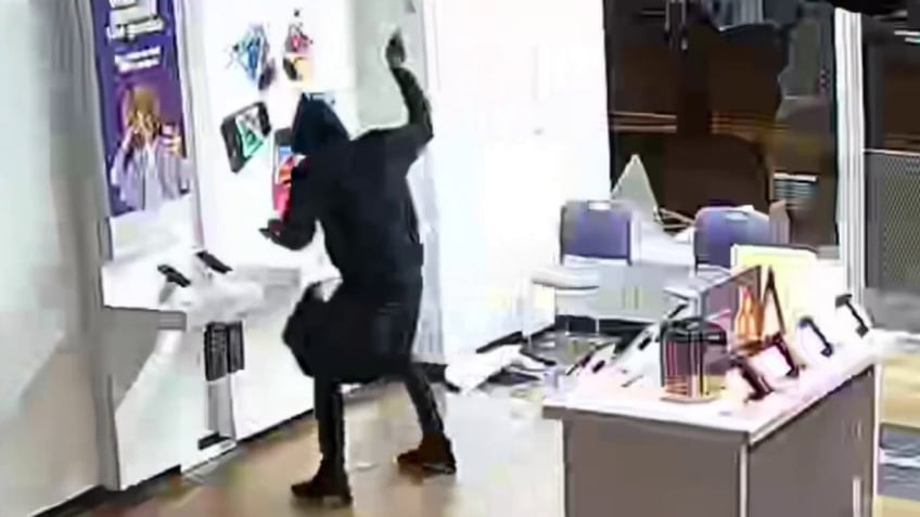 maryland smash and grab suspects caught on camera raiding cellphone storefront