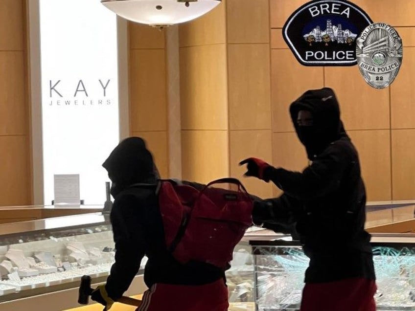 masked thieves pepper spray pasadena jewelry store owner steal 500000 in merchandise