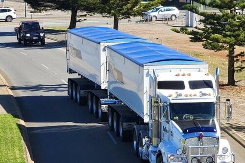 massive australian truck convoy protests live sheep export ban