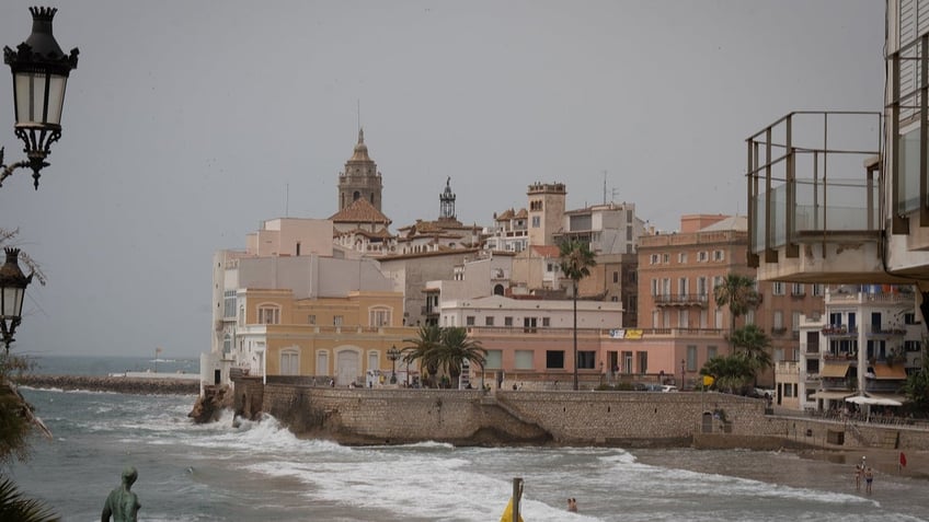 massive brawl breaks out on popular spanish tourist sin street