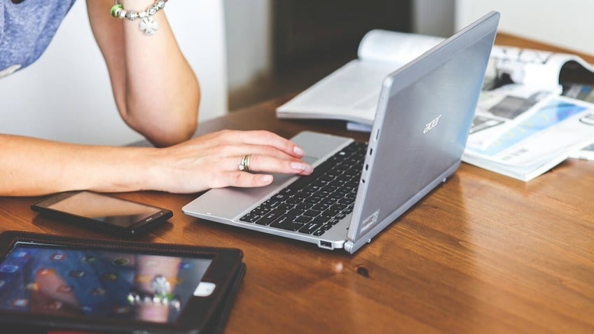 WOMAN on laptop