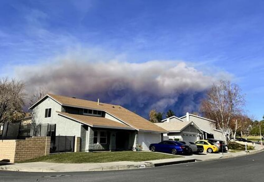 massive new fire explodes north of la spreading rapidly along i 5