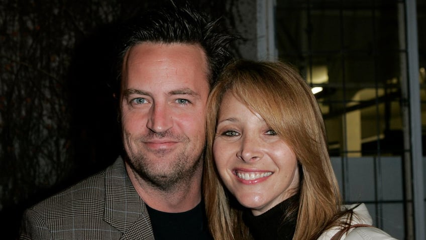 matthew perrys friends co star lisa kudrow thanks him for open heart in a six way relationship